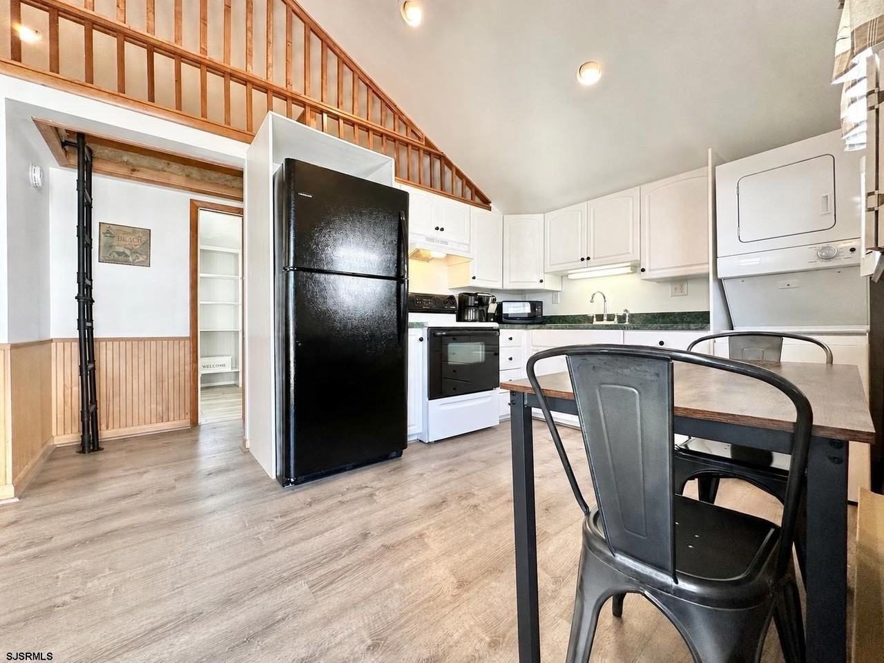 148 E Burk Ave #C - Photo 6 of 22