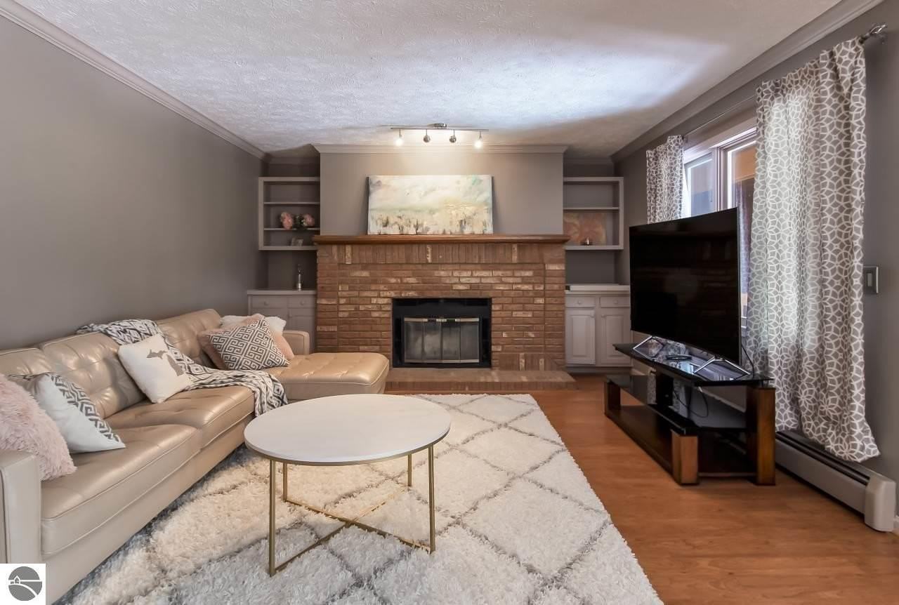 3814 Maid Marian Ln - Photo 2 of 26
