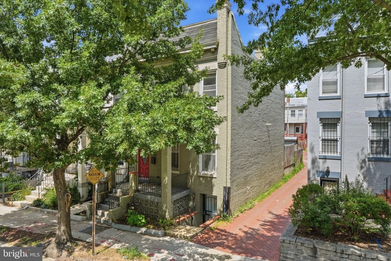 601 Kenyon St Nw #A - Photo 3 of 29