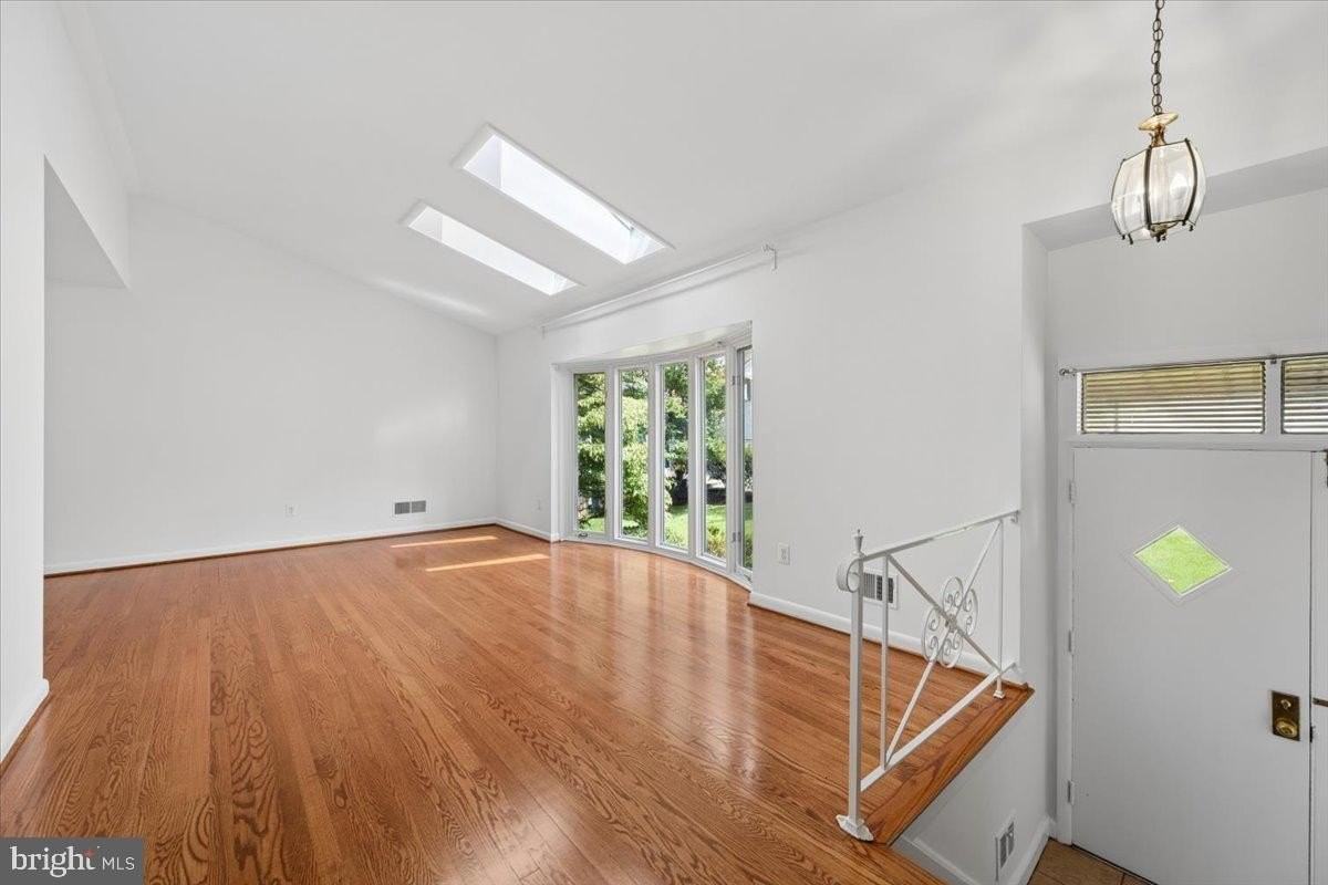 9202 Wilmett Ct - Photo 4 of 50
