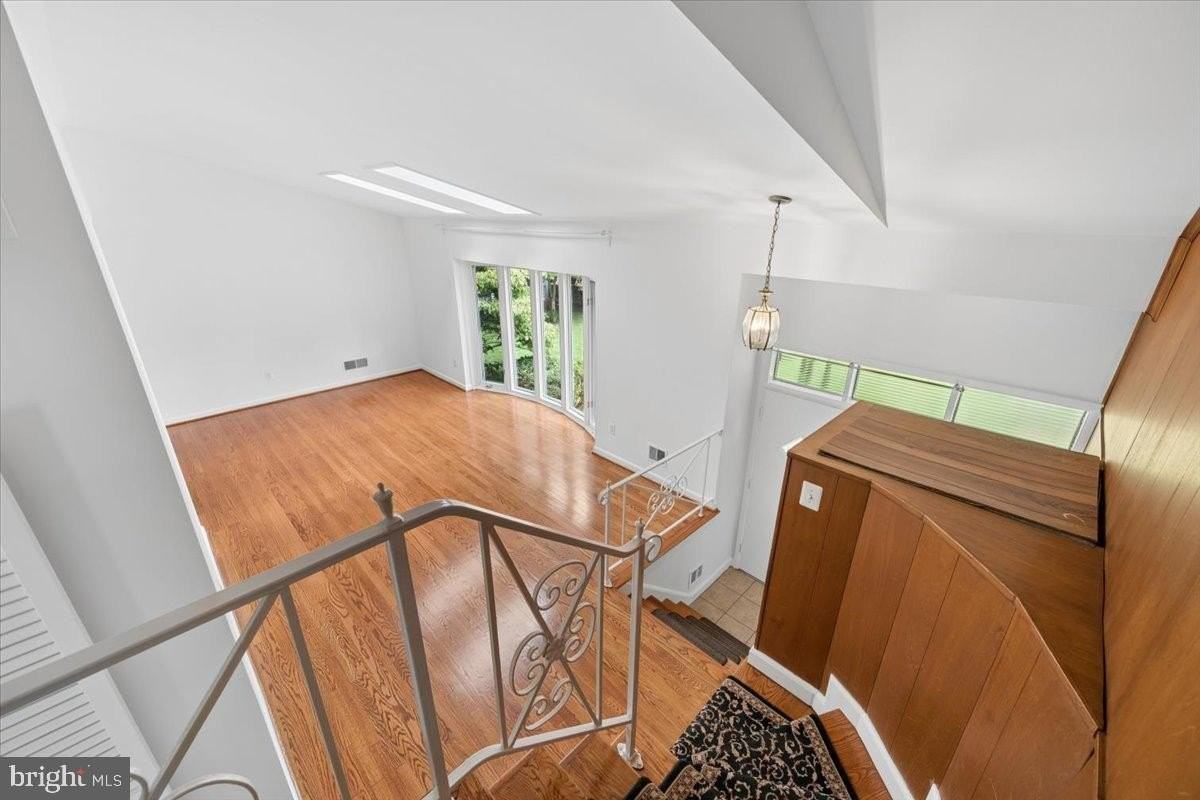 9202 Wilmett Ct - Photo 5 of 50