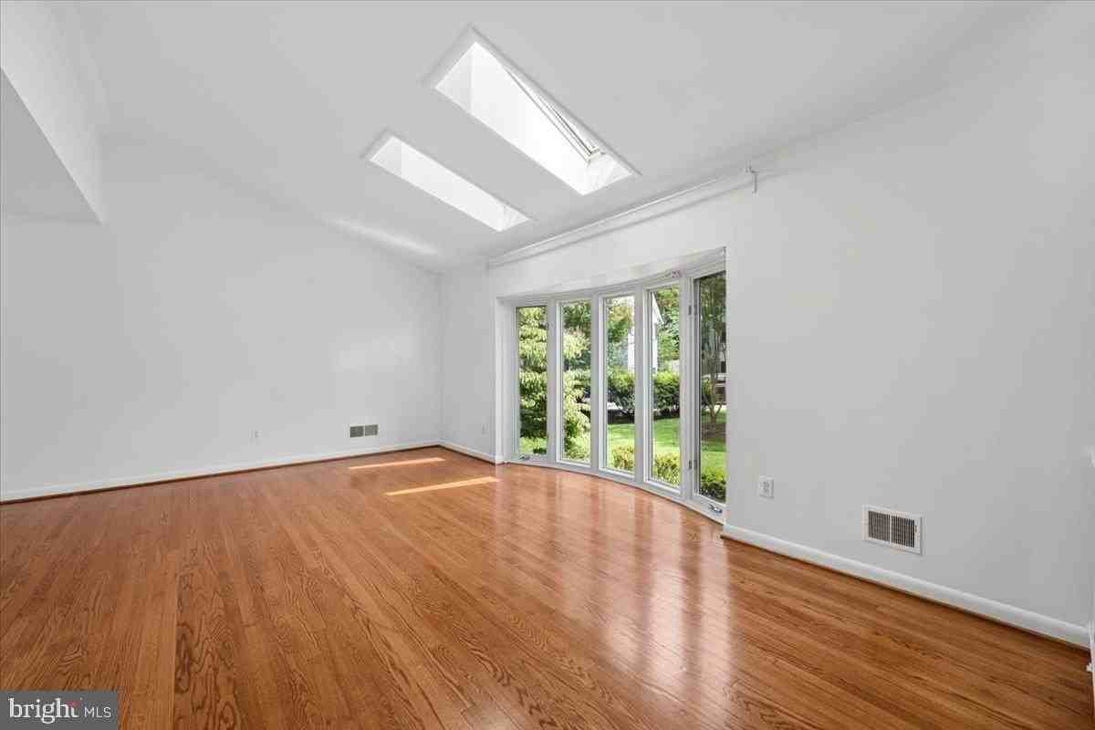 9202 Wilmett Ct - Photo 6 of 50