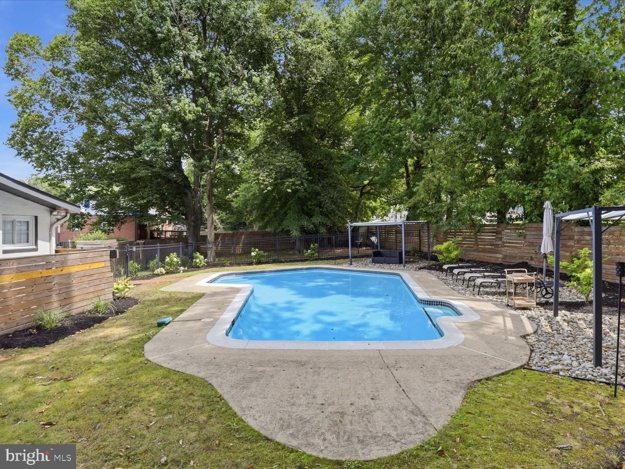 6410 Bushey Dr - Photo 7 of 50