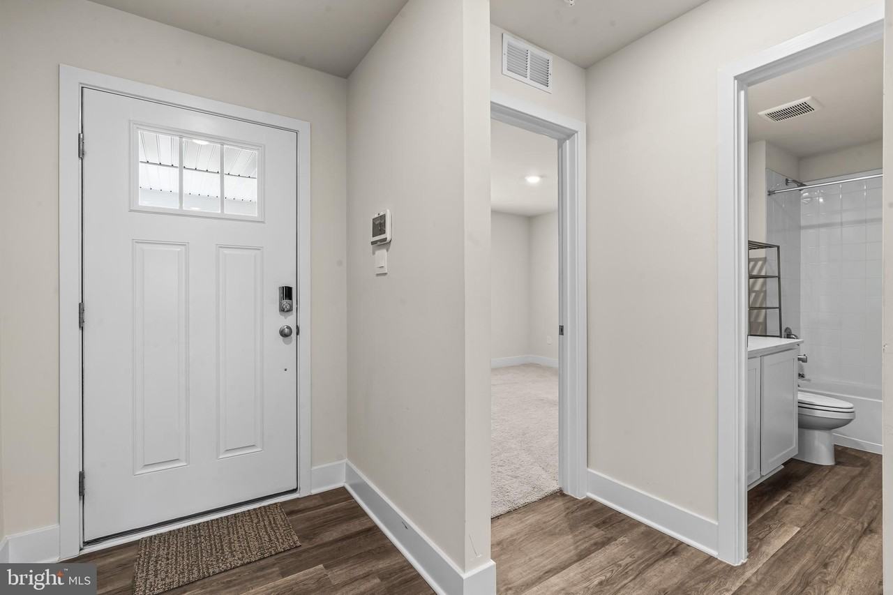 672 Armstrong Ave - Photo 7 of 36