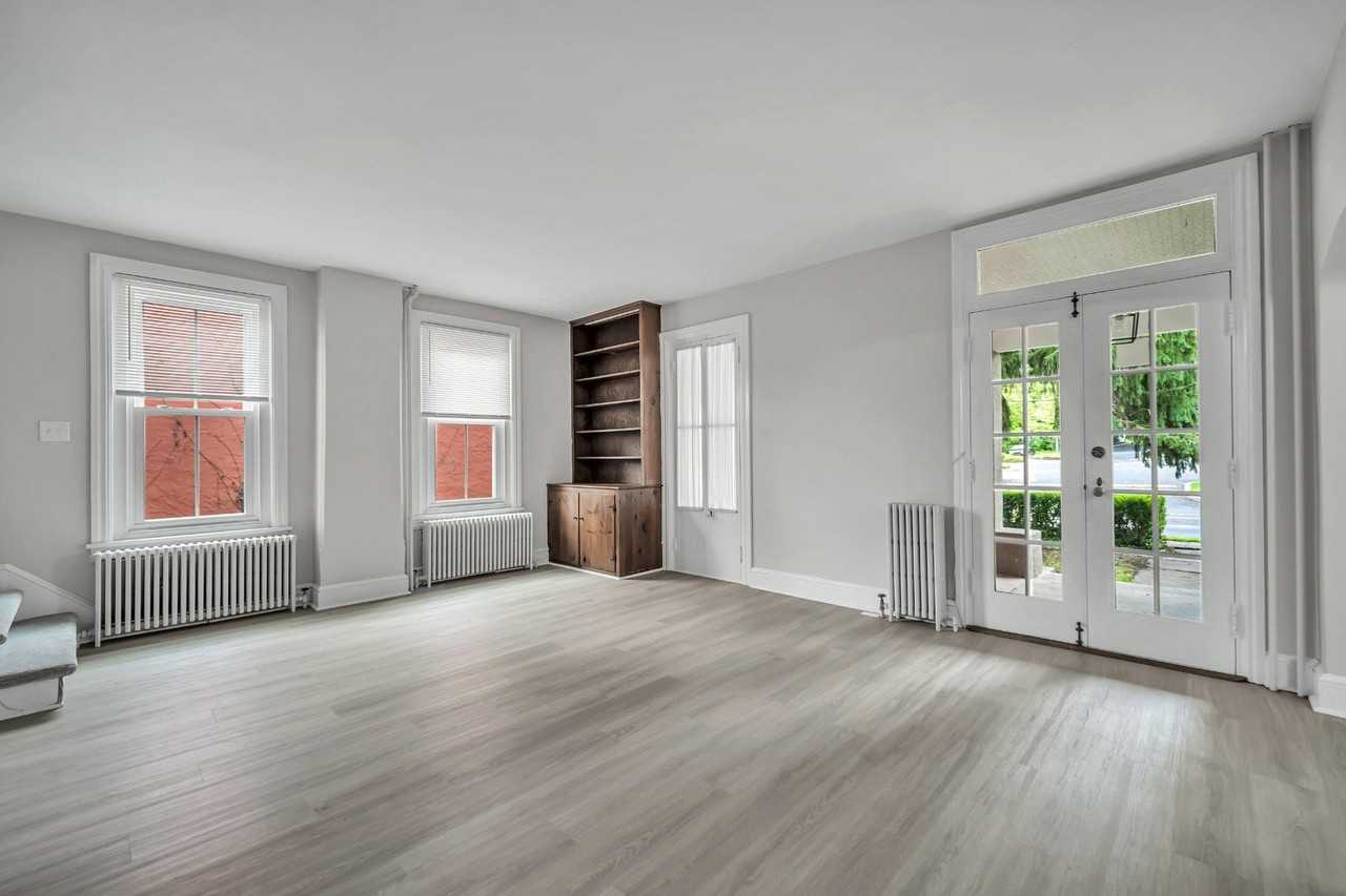 376 N Main St - Photo 4 of 39
