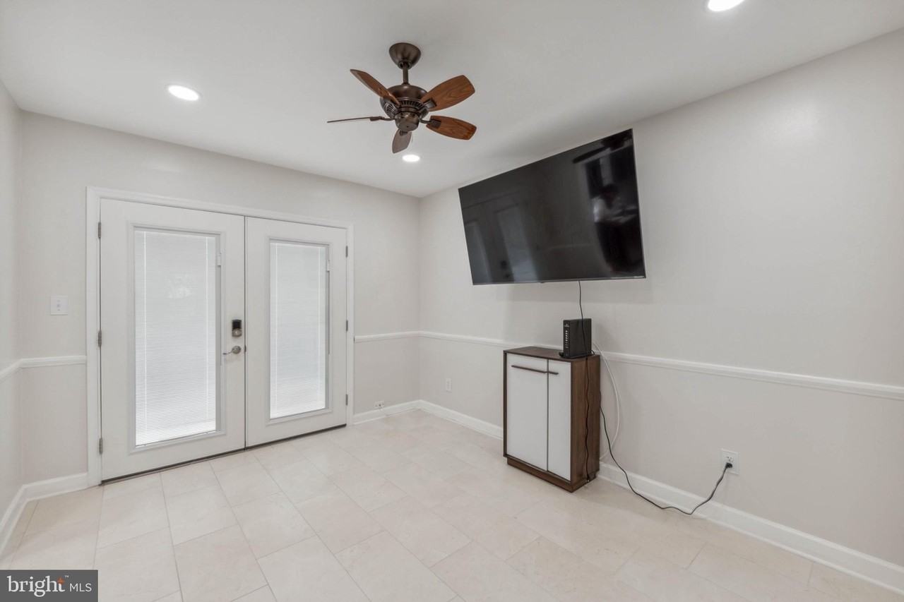 6008 Waterbury Ct - Photo 3 of 15