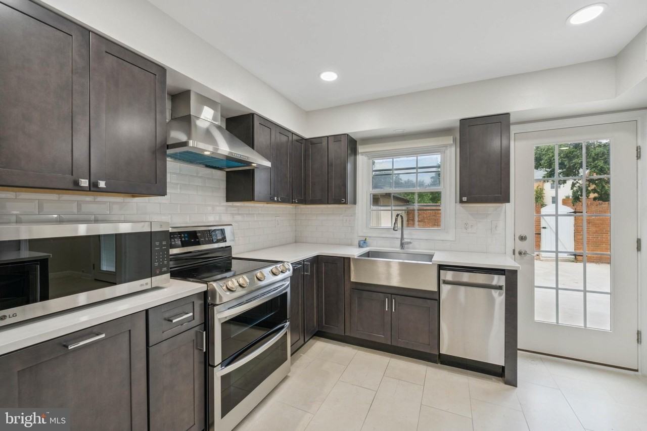 6008 Waterbury Ct - Photo 4 of 15