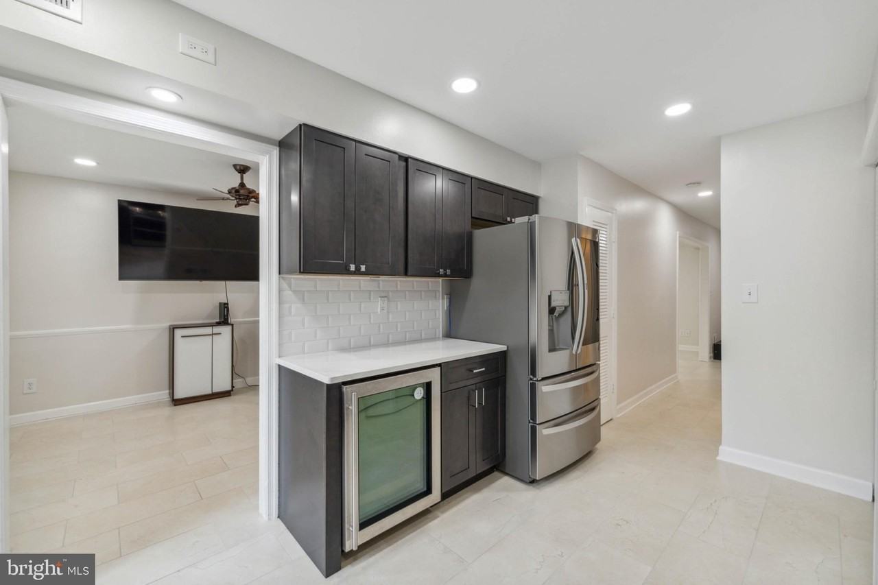 6008 Waterbury Ct - Photo 5 of 15