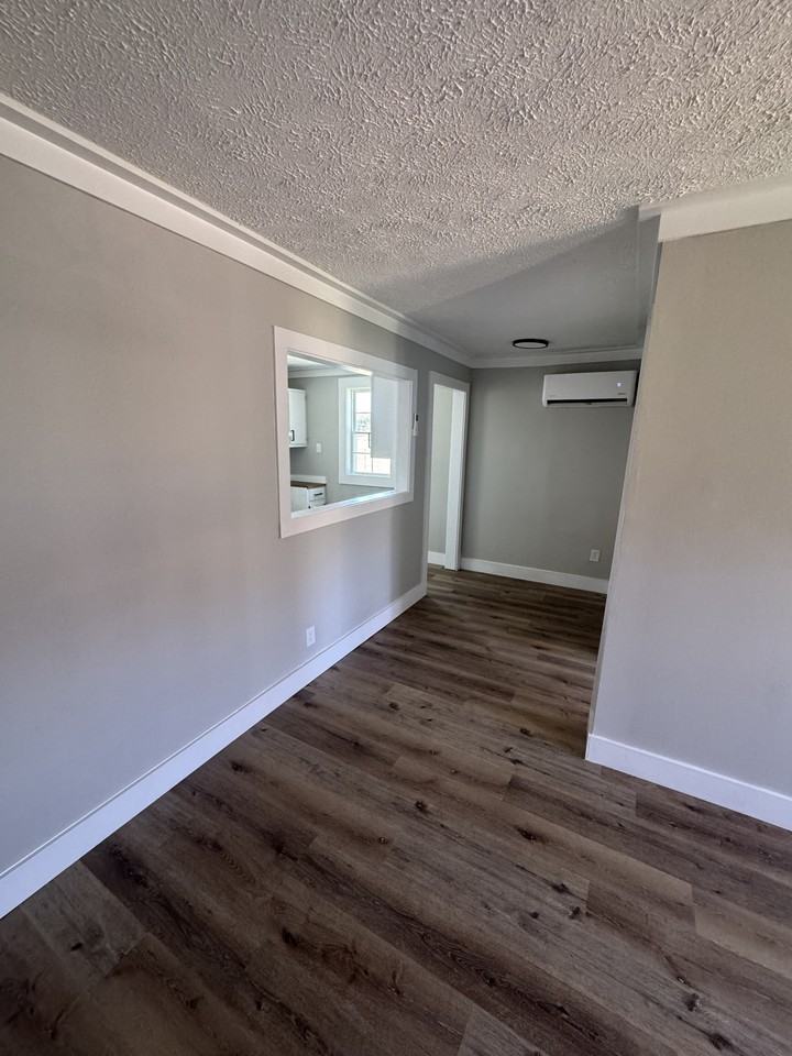 139 Railroad St #C - Photo 3 of 11