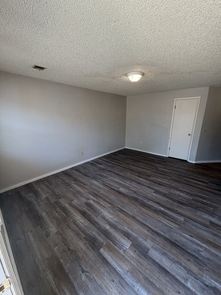 1124 S Glenn St #3 - Photo 2 of 7