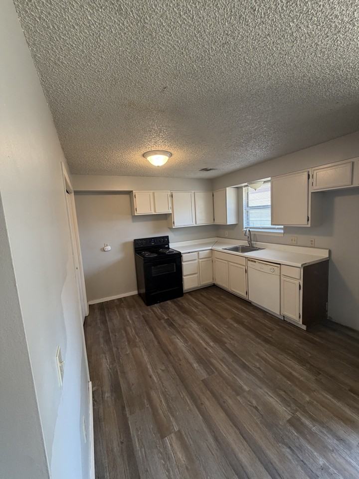 1124 S Glenn St #3 - Photo 6 of 7