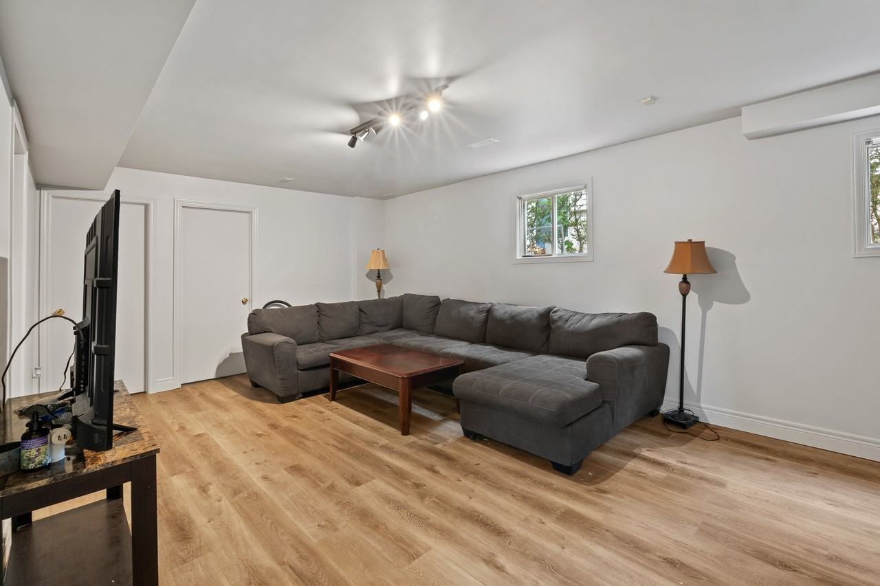 283 Maple Avenue - Photo 4 of 11