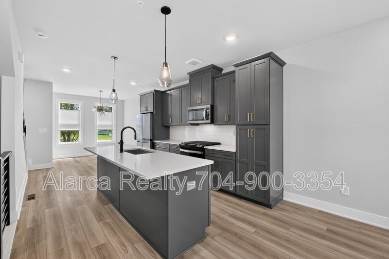 5018 Tiny Ln - Photo 3 of 25