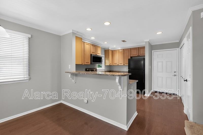 333 Circle Ave #R - Photo 3 of 21