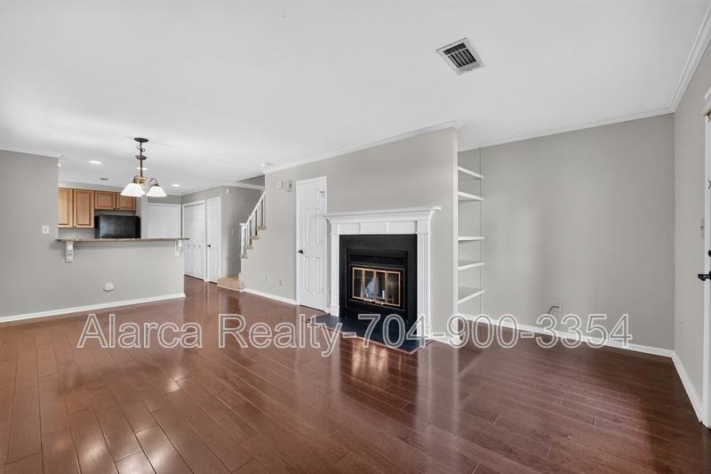 333 Circle Ave #R - Photo 5 of 21