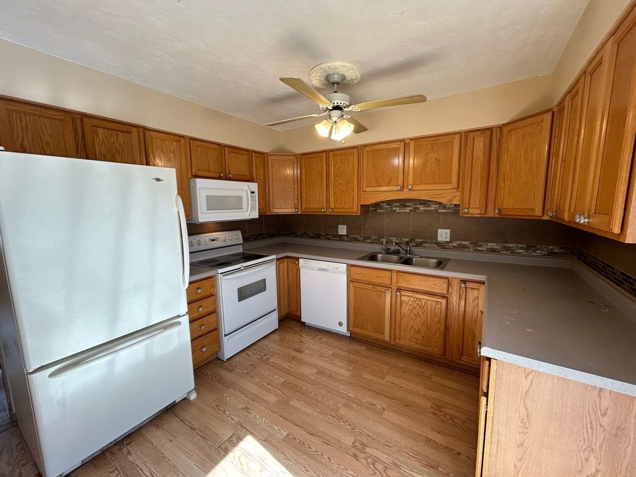1827 Jacobssen Dr - Photo 3 of 15
