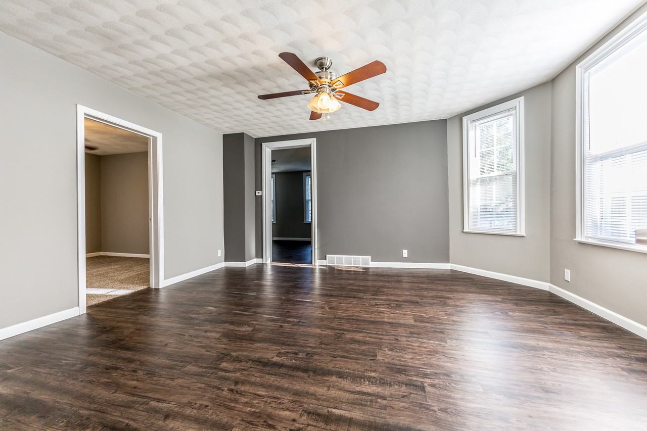 407 E Adams St - Photo 3 of 13