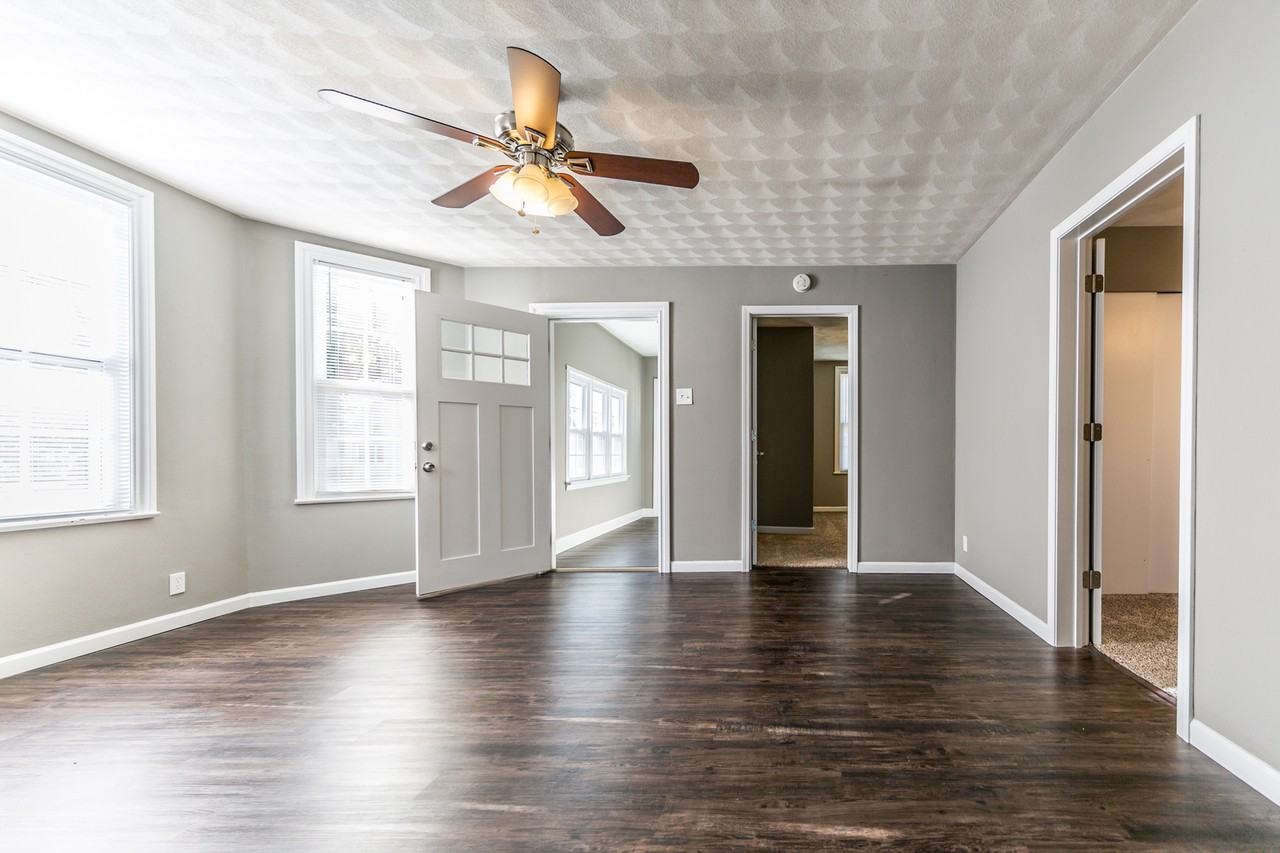 407 E Adams St - Photo 4 of 13
