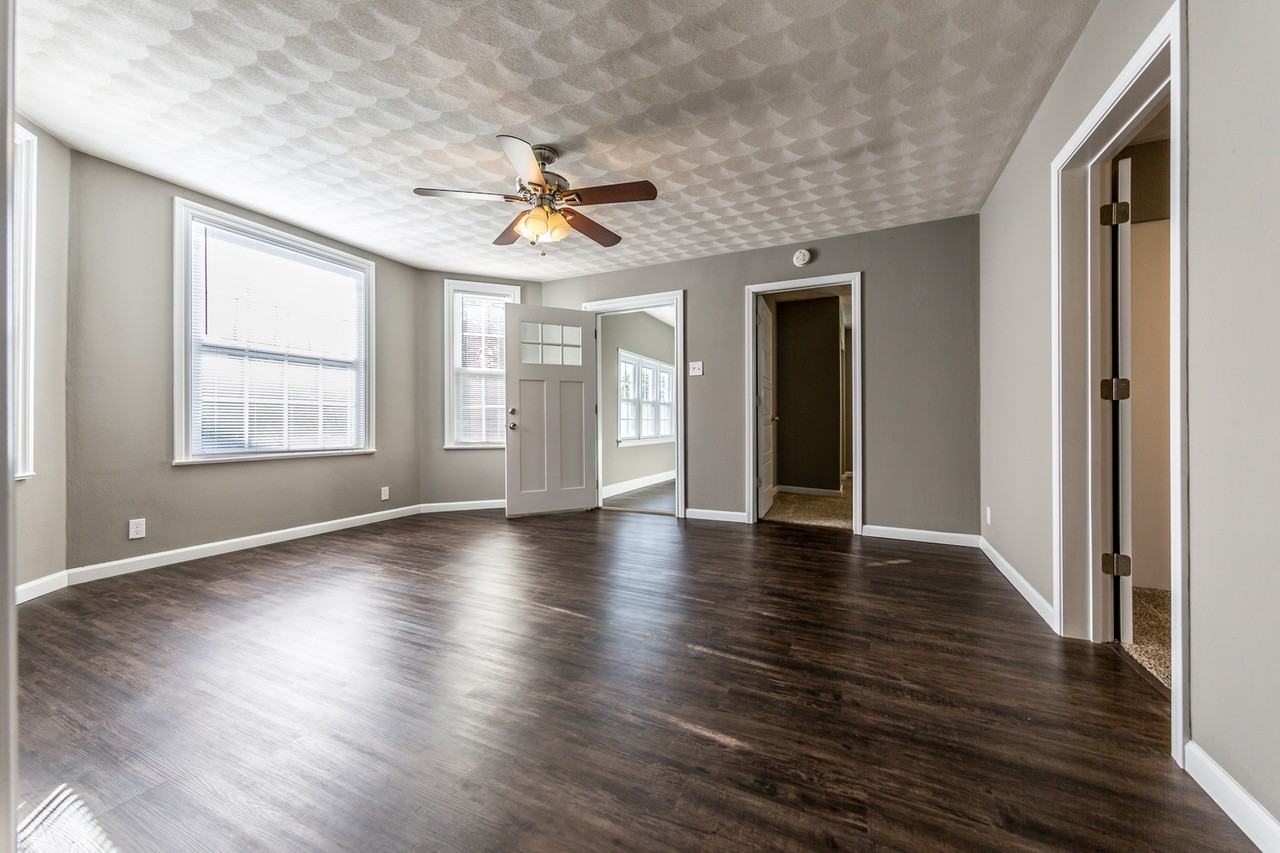 407 E Adams St - Photo 5 of 13