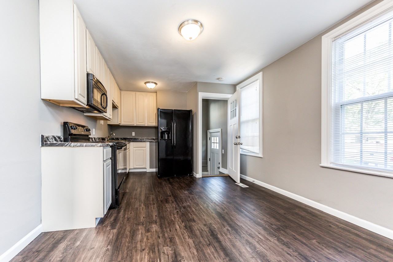 407 E Adams St - Photo 6 of 13