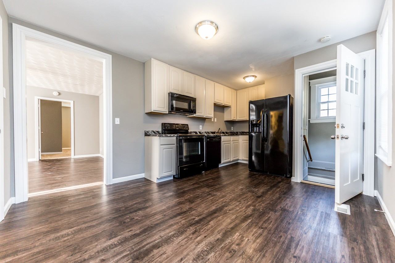 407 E Adams St - Photo 7 of 13