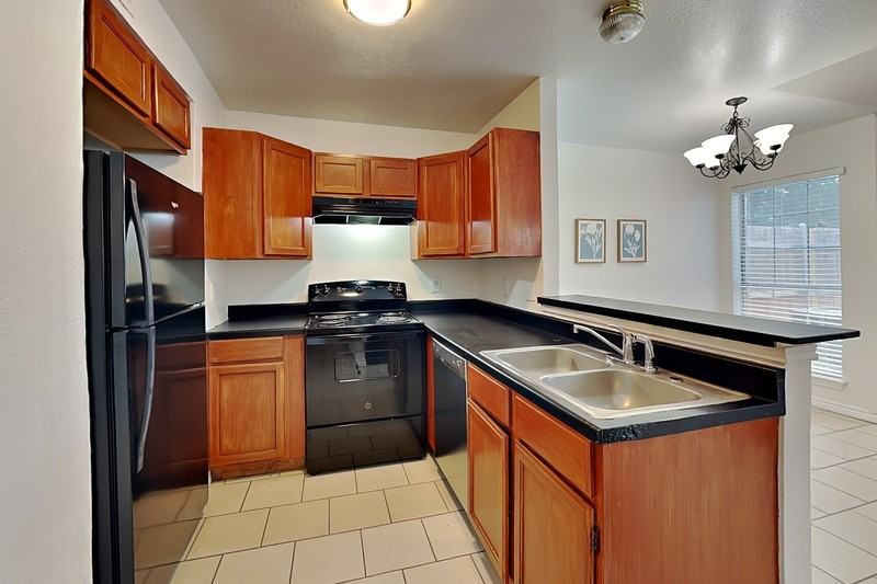 905 Fairbanks Cir - Photo 4 of 15