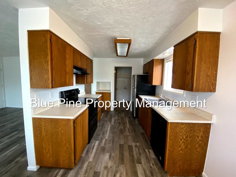 672 Foster Dr - Photo 6 of 11