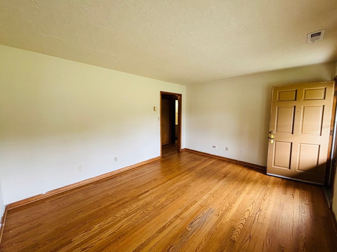 1504 Thomas Ln - Photo 2 of 15