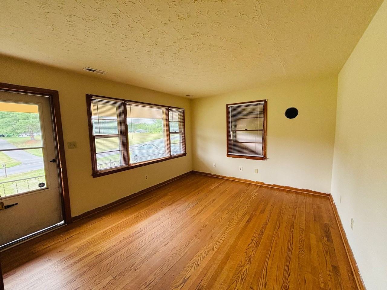 1504 Thomas Ln - Photo 3 of 15