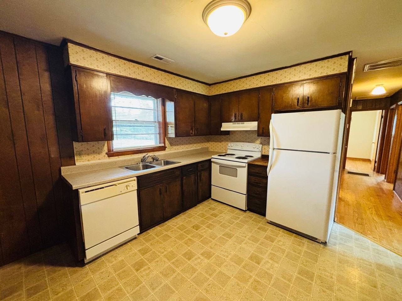 1504 Thomas Ln - Photo 4 of 15