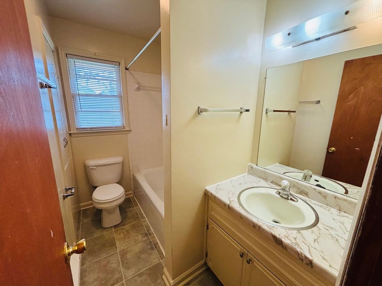 1504 Thomas Ln - Photo 5 of 15