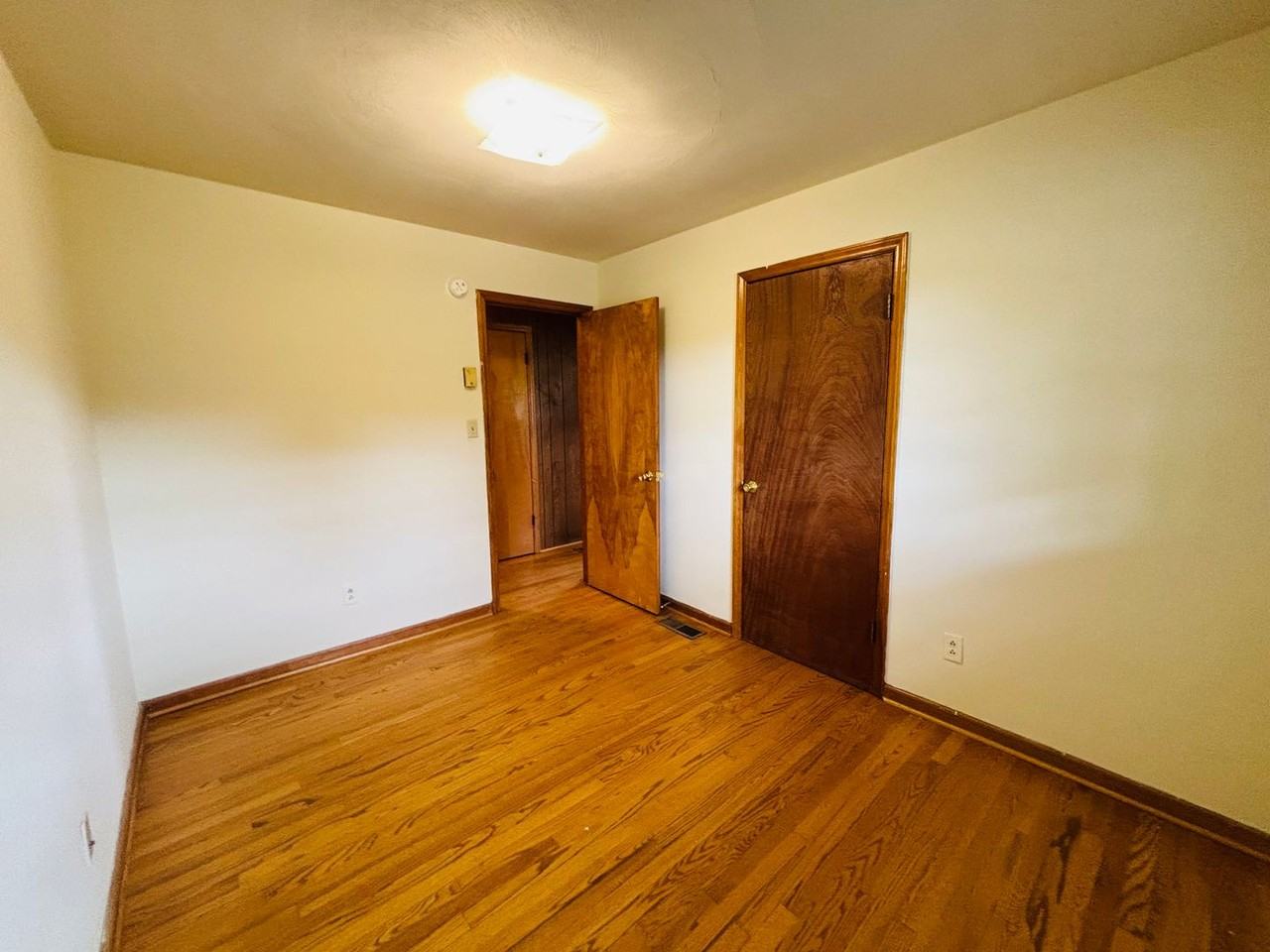 1504 Thomas Ln - Photo 7 of 15