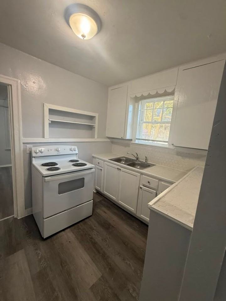 1137 E 18th St - Photo 4 of 11