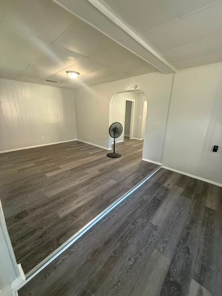 1137 E 18th St - Photo 5 of 11