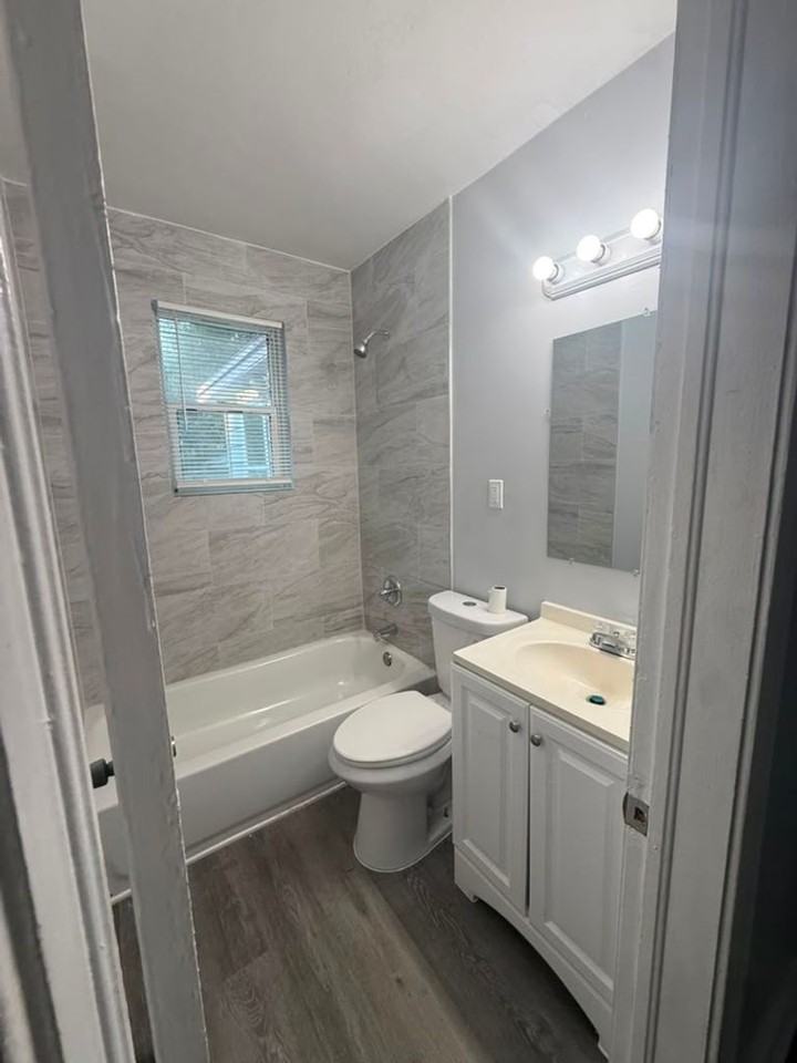 1137 E 18th St - Photo 6 of 11
