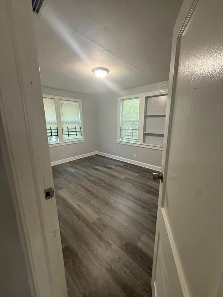 1137 E 18th St - Photo 7 of 11
