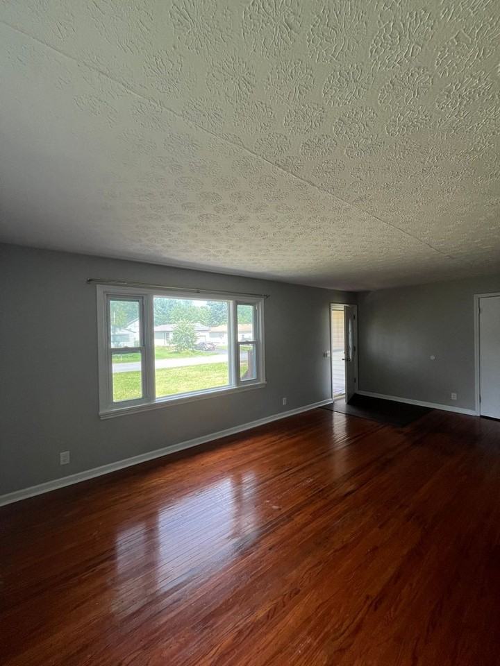 43 Harold Ave - Photo 6 of 25