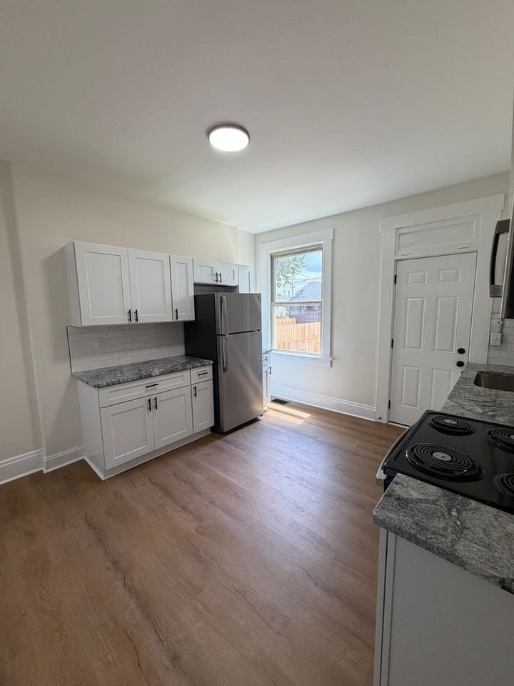 423 Hanford St - Photo 4 of 17