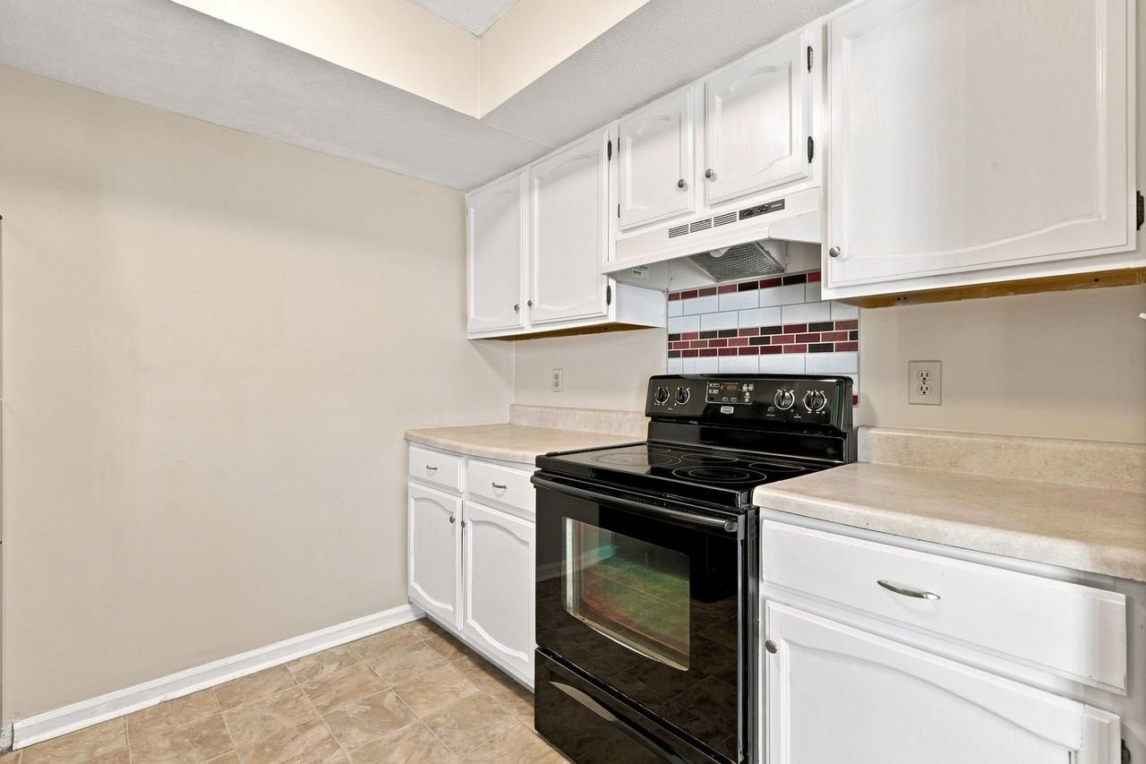 46 Otsego Dr - Photo 4 of 19