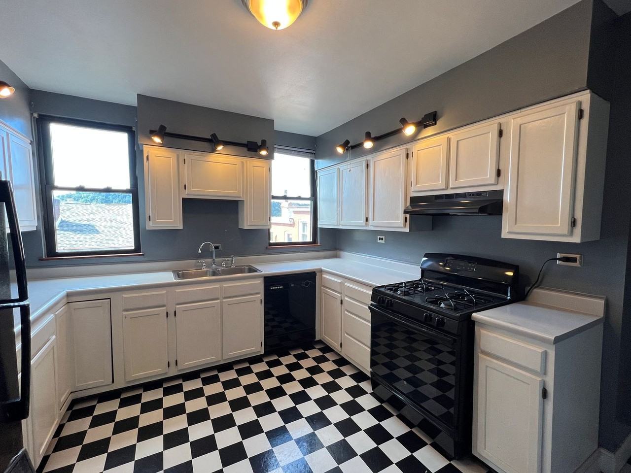 5329 Holmes St - Photo 4 of 10