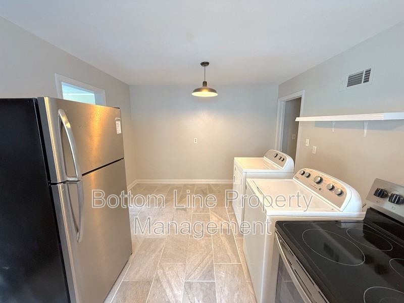 1945 Woodcrest Ave - Photo 4 of 12