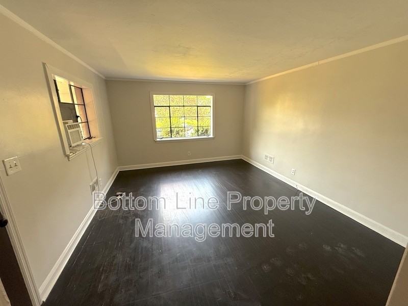 1945 Woodcrest Ave - Photo 5 of 12