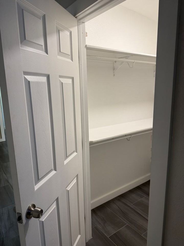 1065 De Moll Dr - Photo 6 of 34