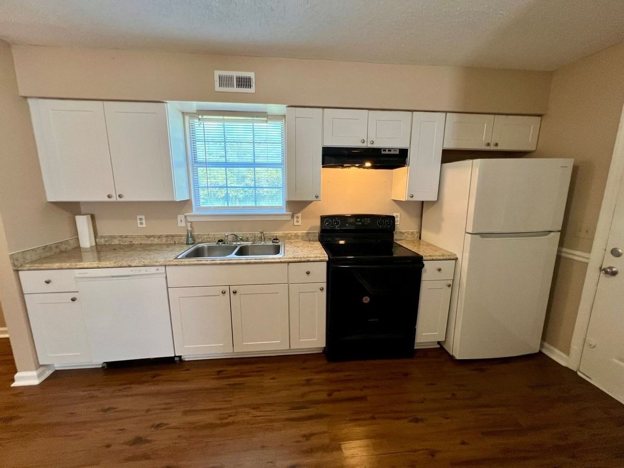 2563A Carriage Dr - Photo 3 of 28
