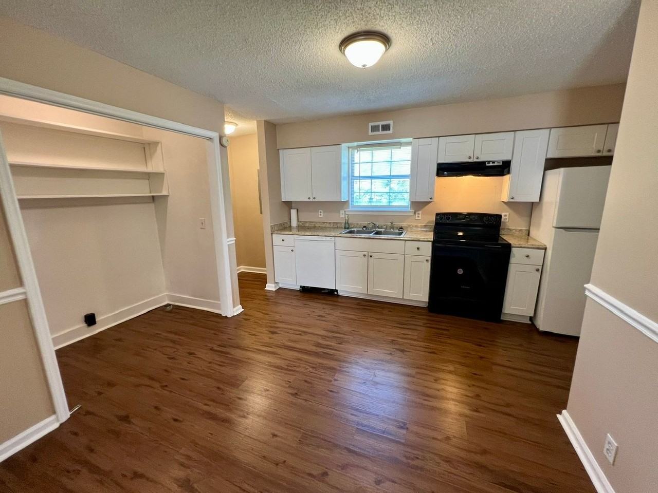 2563A Carriage Dr - Photo 6 of 28