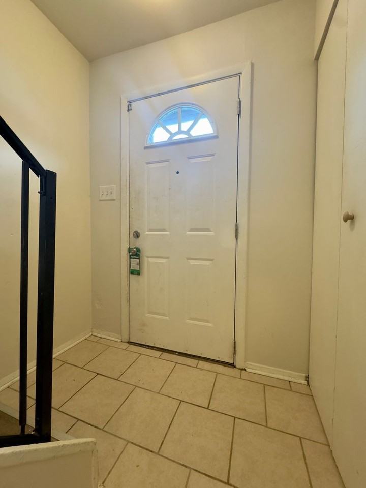1830 Eloise Ln - Photo 2 of 24
