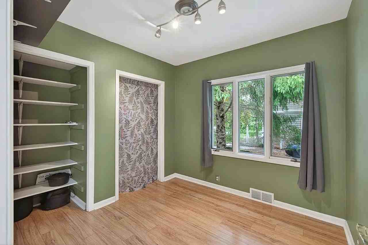 944 Mahtomedi Ave - Photo 5 of 35