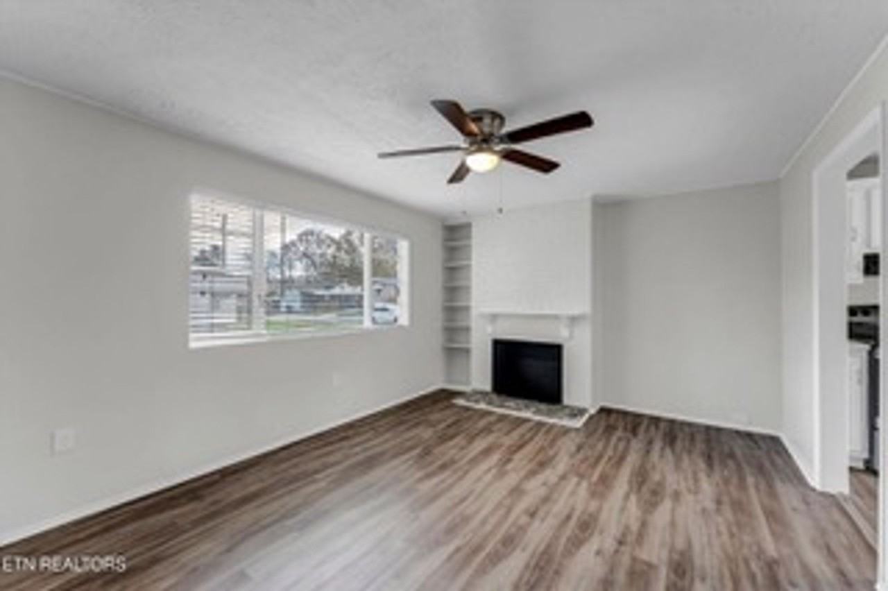 221 W Fairview Rd - Photo 2 of 9
