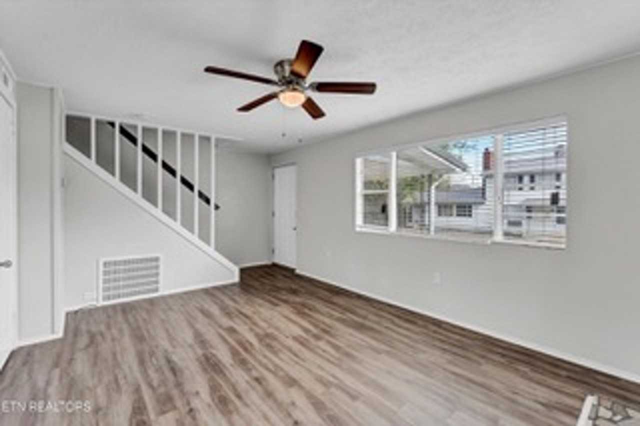 221 W Fairview Rd - Photo 3 of 9