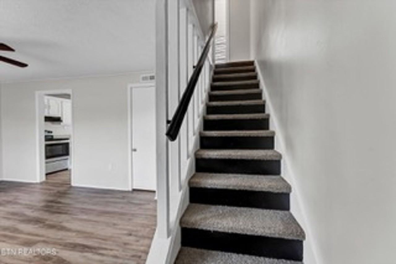 221 W Fairview Rd - Photo 4 of 9